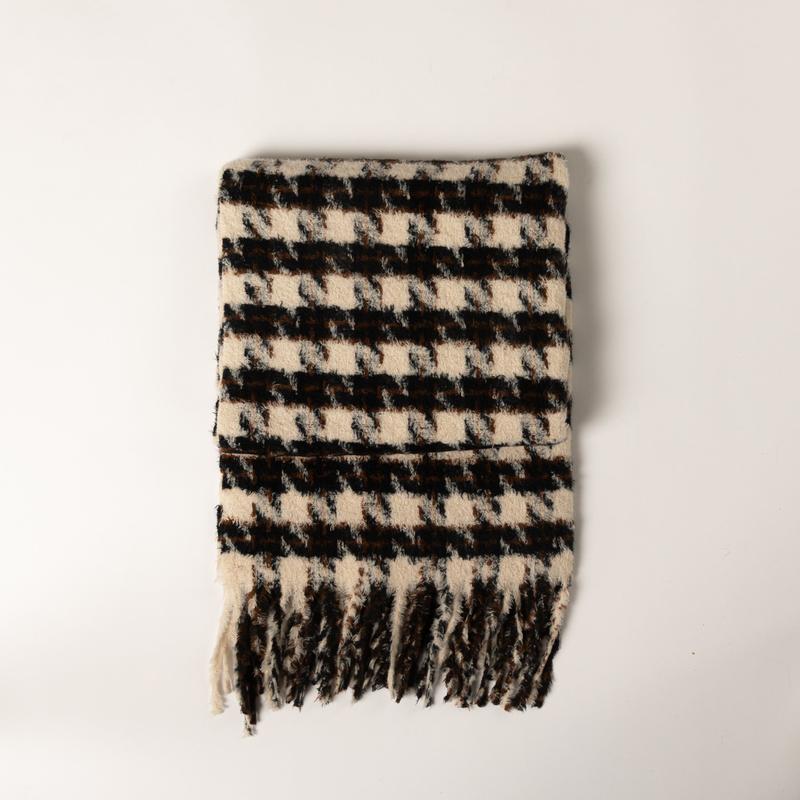 Lyla & Luxe Plush Scarf - Navy/Camel
